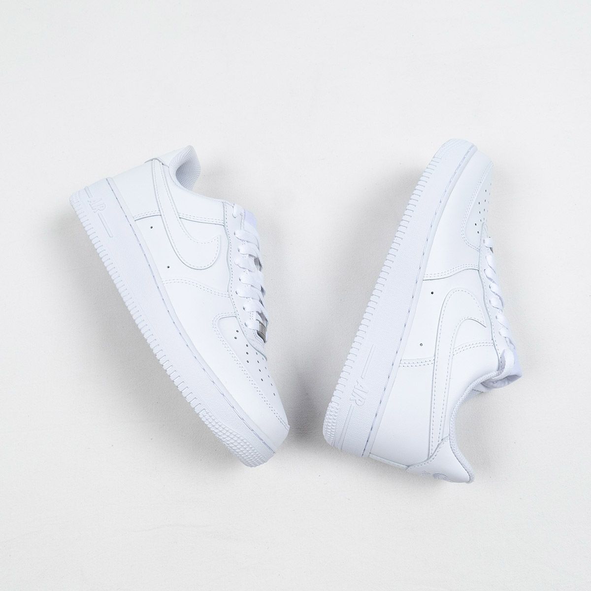 Step Up Your Style with Classic White Sneakers – Everyday Comfort You’ll Love!