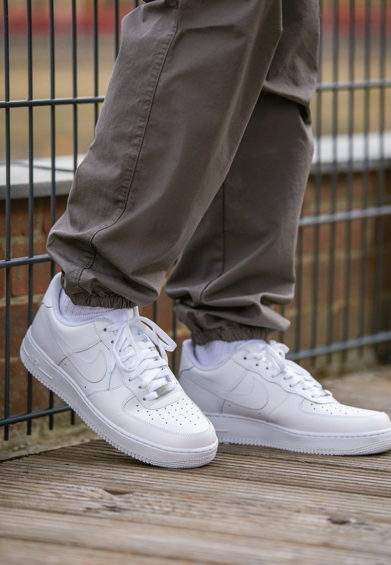 Step Up Your Style with Classic White Sneakers – Everyday Comfort You’ll Love!