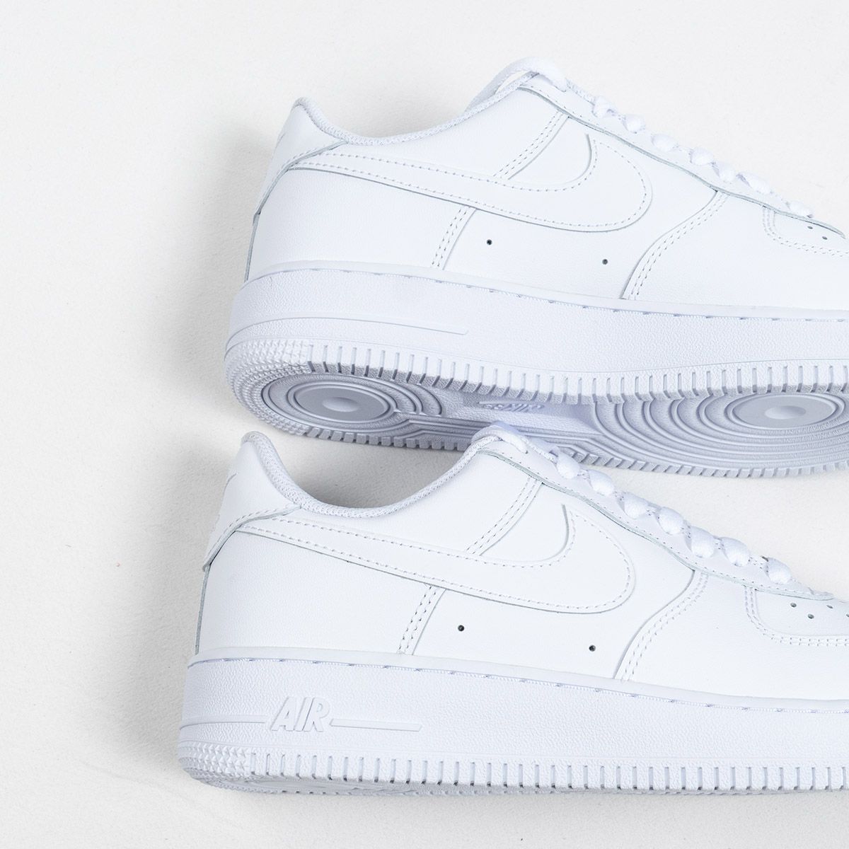 Step Up Your Style with Classic White Sneakers – Everyday Comfort You’ll Love!