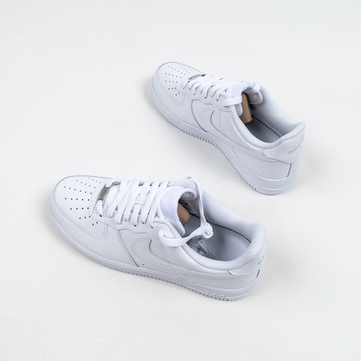 Step Up Your Style with Classic White Sneakers – Everyday Comfort You’ll Love!