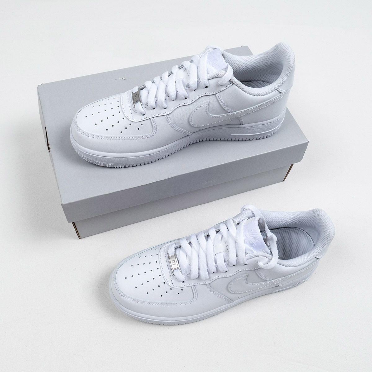 Step Up Your Style with Classic White Sneakers – Everyday Comfort You’ll Love!